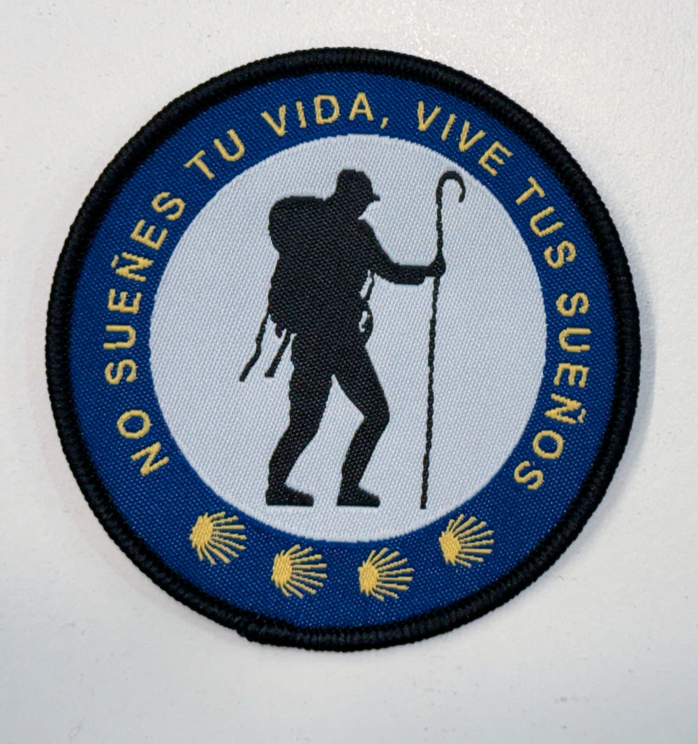"No sueñes tu vida, vive tus sueños" Camino badge