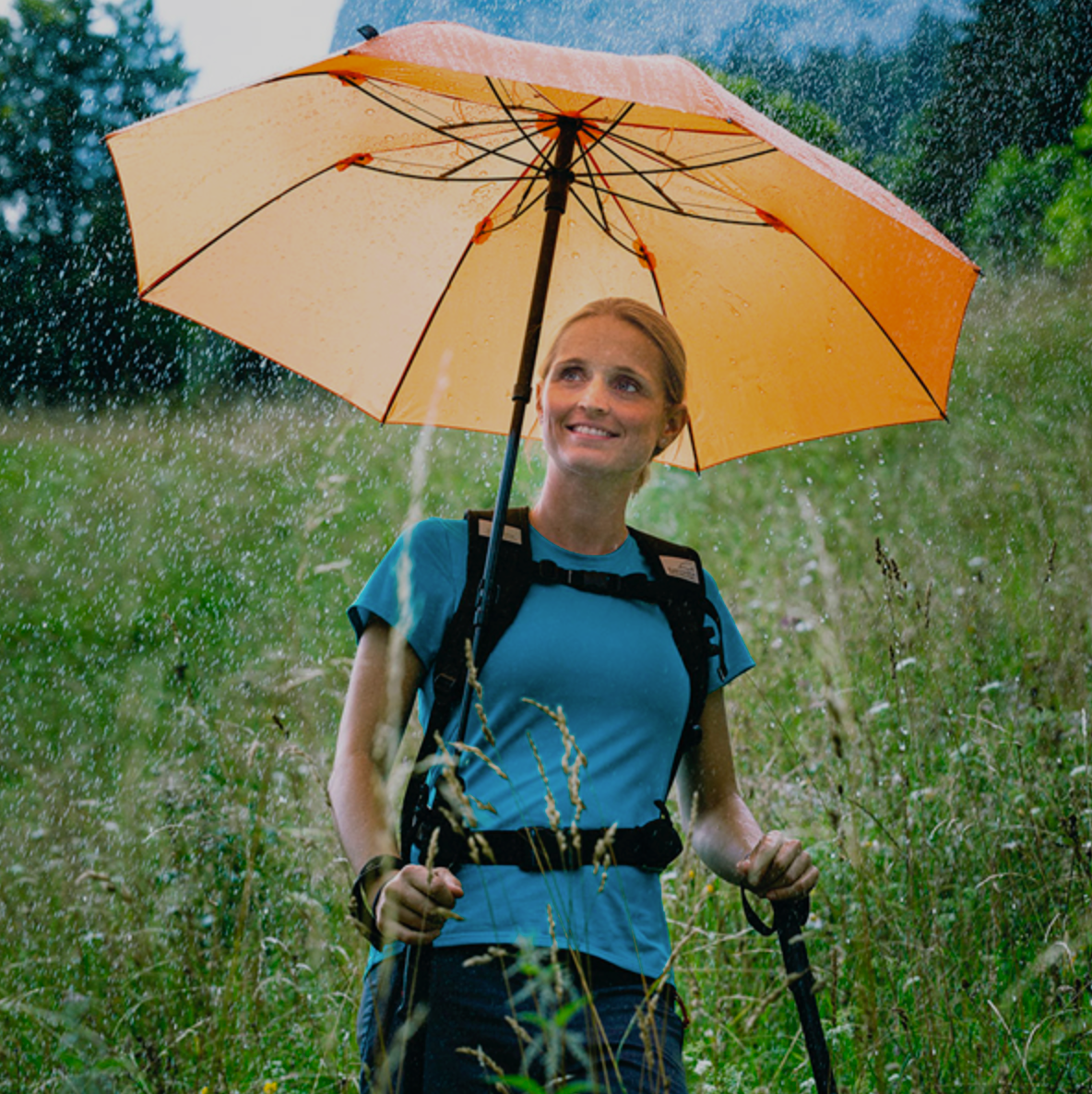 The telescopic and handsfree trekking umbrella