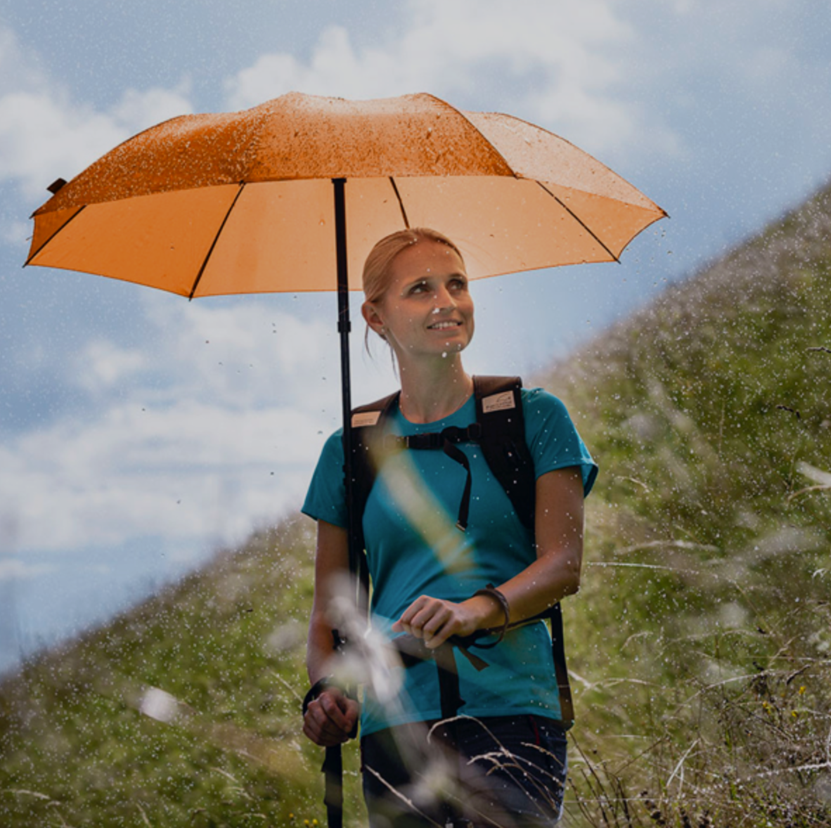 The telescopic and handsfree trekking umbrella