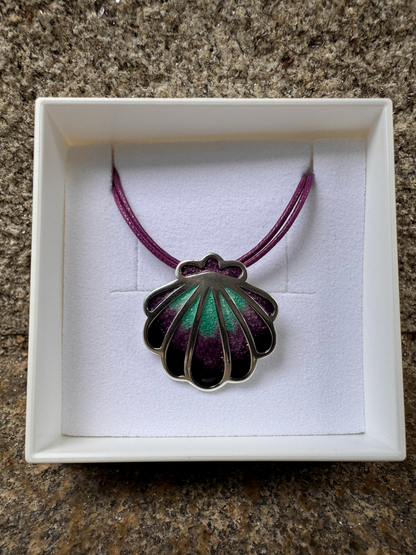Shell pendant (Green to red colour)