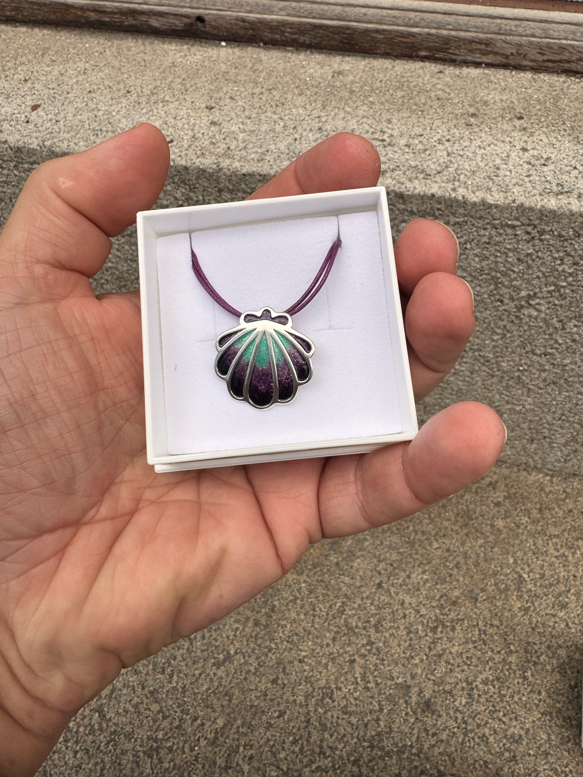 Shell pendant (Green to red colour)