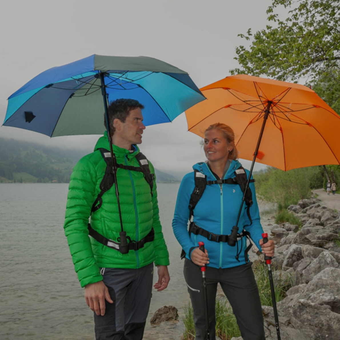 The telescopic and handsfree trekking umbrella